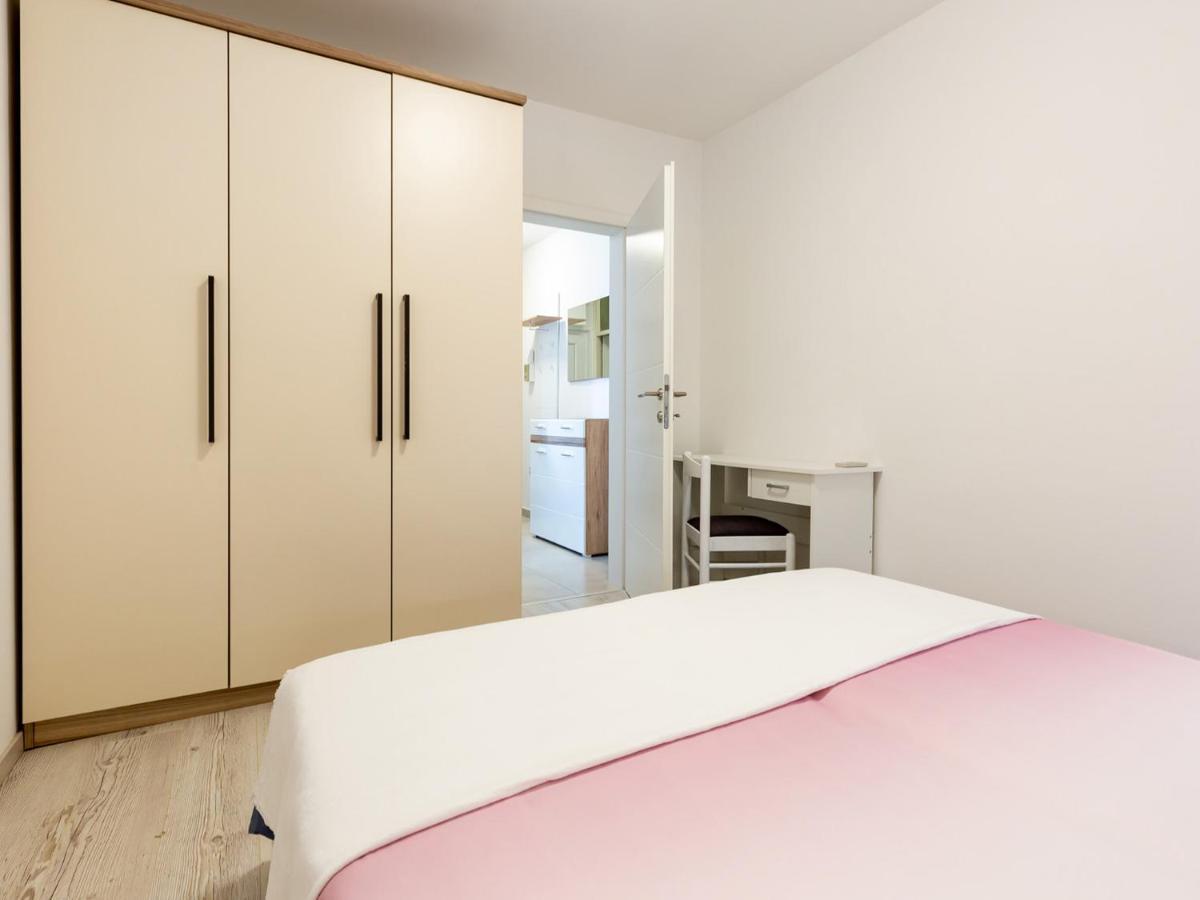 Amoroso Apartment 200M From Sea โปเรช ภายนอก รูปภาพ